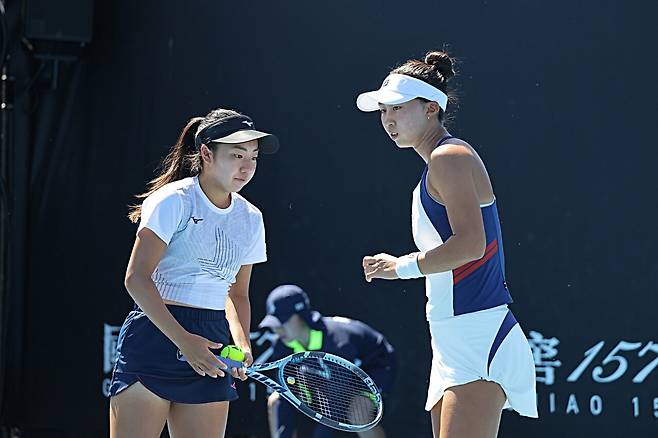 경기 중 작전을 공유하는 이하음과 사와시로