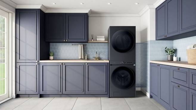 해외 매체서 '2026년 최고의 제품'으로 호평 받은 삼성전자 '비스포크 AI 원바디' 결합형 세탁건조기의 라이프스타일 이미지. 삼성전자