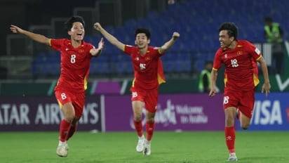 김상식 감독이 이끄는 베트남 23세 이하 축구 대표팀 선수들이 지난 24일 사우디아라비아 제다에서 열린 U-23 아시안컵 3위 결정전에서 승부차기 끝에 한국에 승리하자 그라운드를 내달리며 기뻐하고 있다./ 대한축구협회
