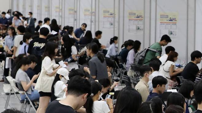 작년 10월 열린 법학전문대학원 공동입시설명회를 찾은 학생들이 입학상담을 받고 있다. /뉴스1