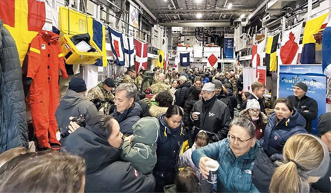 원선우 특파원그린란드 주민들로 꽉 찬 덴마크 군함  24일 그린란드 누크항에 정박한 덴마크 해군 호위함 HDMS 베데렌호 격납고에서 주민들이 전투 장비와 피복 등을 관람하고 있다. 덴마크 해군은 이날 주민들과 취재진에 조타실과 갑판, 격납고 등 함정 주요시설을 개방했다.