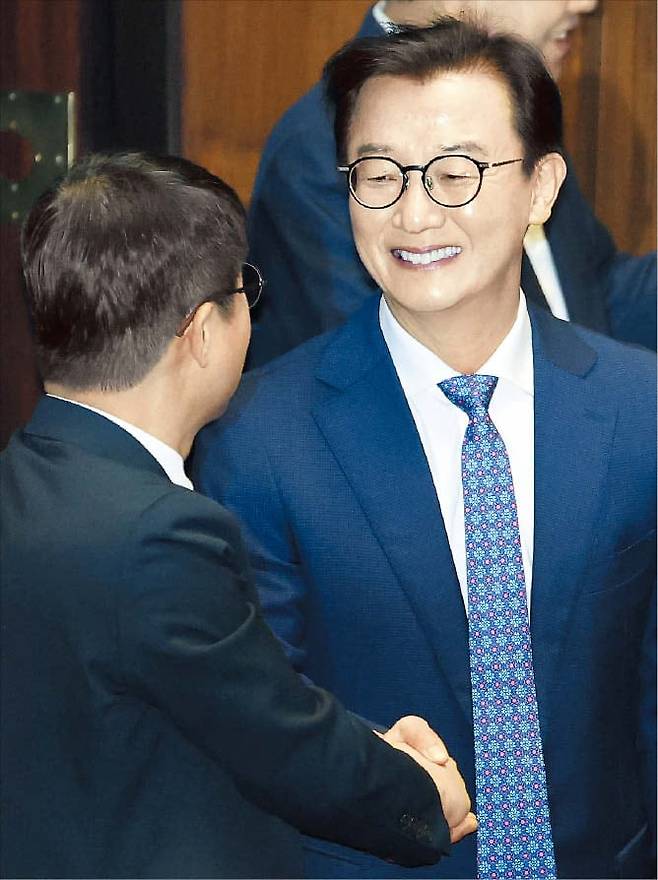 연합뉴스지난 16일 국회에서 전재수(오른쪽) 더불어민주당 의원이 한병도 민주당 원내대표와 악수하고 있다.