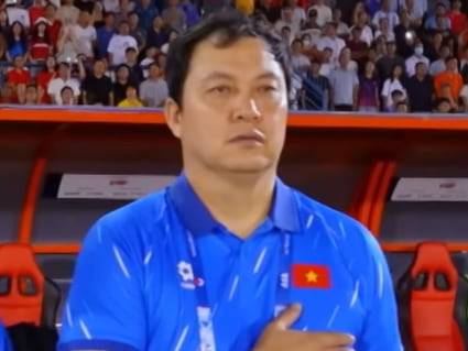 베트남 국기에 대해 경례하는 이운재 코치 / 유튜브