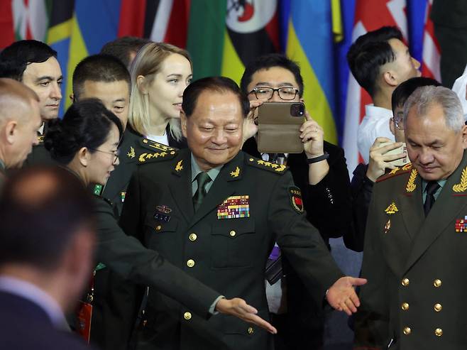 2023년 중국군 서열 2위 장유샤(가운데) 중앙군사위 부주석이 베이징 샹산포럼에 참석한 모습./로이터 연합뉴스