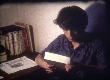 연세대의 연세영화패에서 만든 영화 '광장'(1985)의 한 장면. 현실의 모순을 타파하기 위해 시위에 참가하던 주인공 대학생이 군에 간 선배가 보낸 편지를 받고 자신의 고민을 광장으로 들고 나가야함을 깨닫게 된다./한국영상자료원