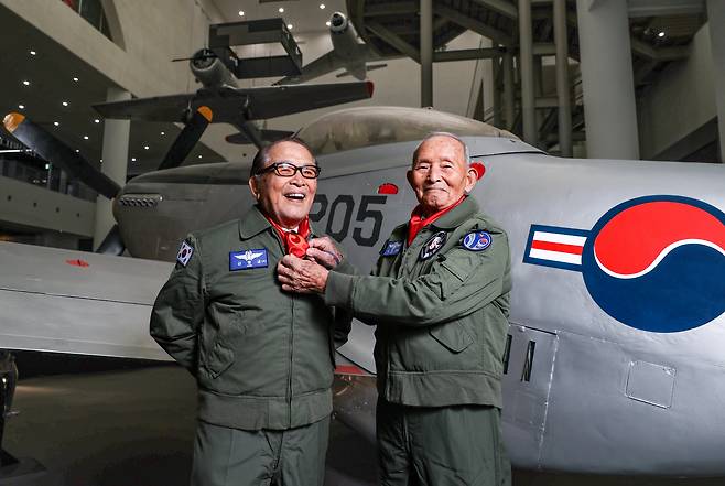 승호리 전투 74주년인 지난 1월 16일 서울 용산전쟁기념관에서 만난 김두만 장군(오른쪽)과 원로배우 신영균. 승호리 전투를 모티프로 만든 영화 '빨간 마후라'의 실제 인물 김두만이 극중 나관중 소령을 연기한 신영균의 '빨간 마후라'를 매만져 주고 있다.  /장경식 기자