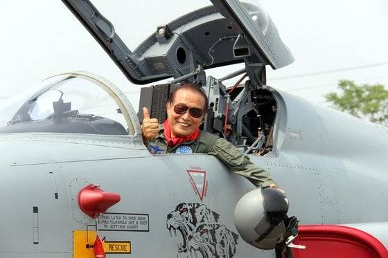 2013년 수원공군기지를 찾은 신영균 배우가 조종복에 '빨간 마후라'를 두르고 전투기에 탑승한 모습. /신영균예술문화재단