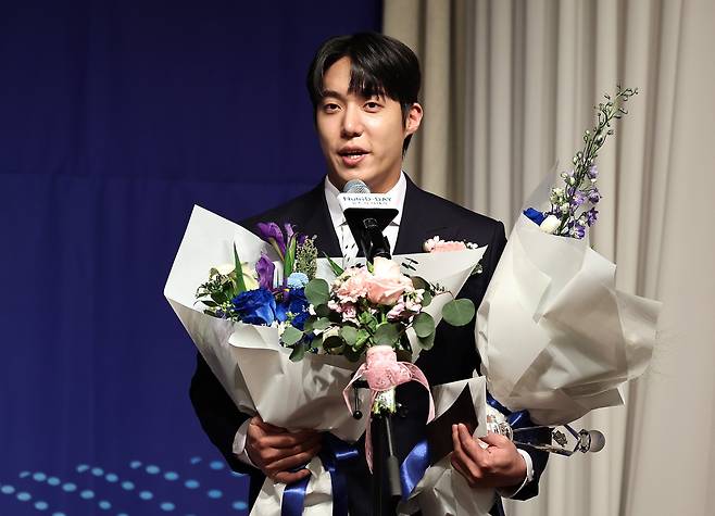 삼성 라이온즈의 원태인이 지난달 8일 서울 강남구 리베라호텔에서 열린 '2025 뉴트리디데이 일구상 시상식'에서 최고투수상을 수상한 뒤 소감을 밝히고 있다. /뉴스1