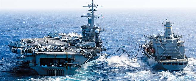 미 7함대 페이스북 중동으로 향하는 링컨 항모 전단… 美·이란 긴장 고조  미국이 반정부 시위로 유혈 사태가 격화한 이란에 군사 개입 가능성을 시사한 가운데, 항모 전단을 중동으로 집결시키면서 역내 긴장이 고조되고 있다. 미 해군 3함대 소속 항공모함 에이브러햄 링컨호(왼쪽)와 구축함 3척 등이 최근 남중국해를 출발해 인도양에 들어선 것으로 알려졌다. 이란은 미국이 조금이라도 공격을 가해오면 ‘전면전’을 불사하겠다고 했다. 사진은 지난 2일 에이브러햄 링컨호가 아시아태평양 작전 지역에서 급유함 헨리 J 카이저호로부터 연료를 공급받는 모습.