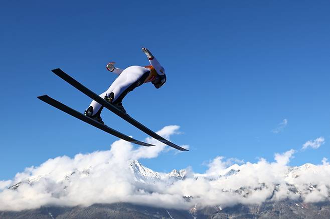 노르웨이의 하버 에네르 그라네루드가 두 차례 동계 올림픽이 열렸던 오스트리아 인스부르크의 스키점프 경기장에서 알프스산맥을 배경으로 비행하는 모습./EPA 연합뉴스