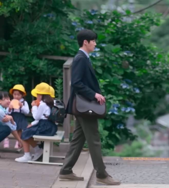 1화에서 계속 들고 다녀 화제가 된, 에르메스 삭 콜로라도 MM 백. 넷플릭스.