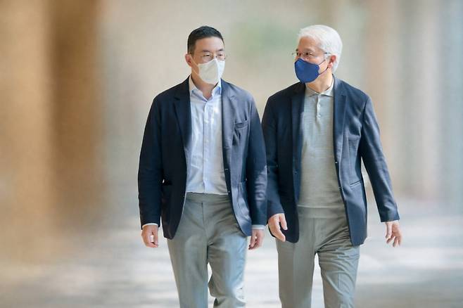 구광모(왼쪽) LG그룹 회장과 권봉석 ㈜LG 최고운영책임자(COO·부회장)./LG 제공