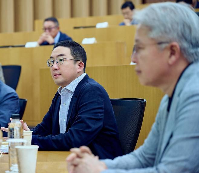 구광모(왼쪽) LG그룹 회장이 2024년 9월 경기도 이천 LG인화원에서 열린 사장단 워크숍에 권봉석(오른쪽) 부회장 등과 참석한 모습./LG제공