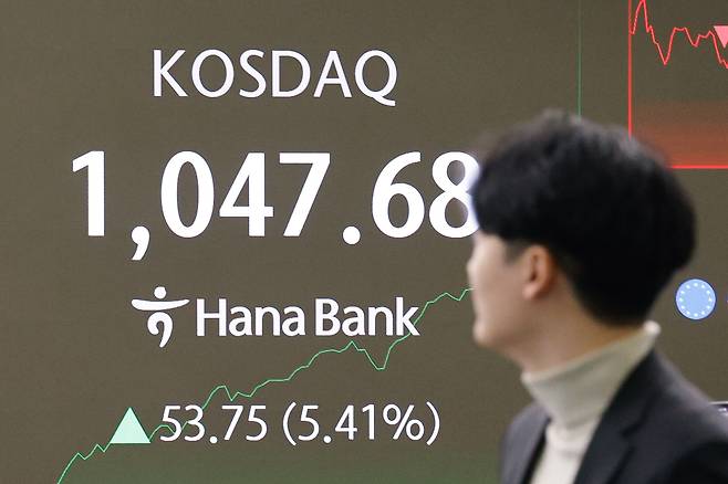 코스닥 지수가 4년 만에 '천스닥'을 돌파한 가운데 매수 사이드카가 발동한 26일 오전 서울 중구 하나은행 딜링룸 전광판에 코스닥 지수가 나오고 있다. /뉴스1