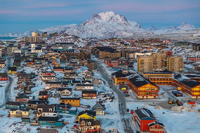 25일 그린란드 수도 누크 전경을 드론으로 촬영한 모습. /연합뉴스