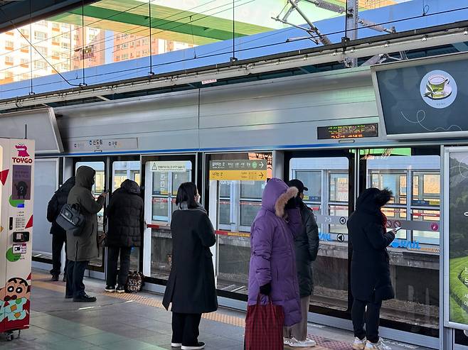 23일 서울 구로구 신도림역 1호선 승강장 내 시민들 모습. /이호준 기자