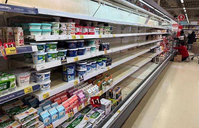 26일 오후 대전 중구 홈플러스 문화점 유제품 코너 매대가 납품 중단 여파로 텅 비어 있다. 해당 매장은 내달 11일 폐점이 확정되면서 일부 상품의 입고가 중단된 상태다. 이다온 기자