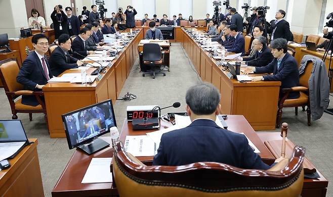 송기헌 위원장이 26일 국회에서 열린 정치개혁특별위원회 전체회의에서 의사봉을 두드리고 있다. 연합뉴스