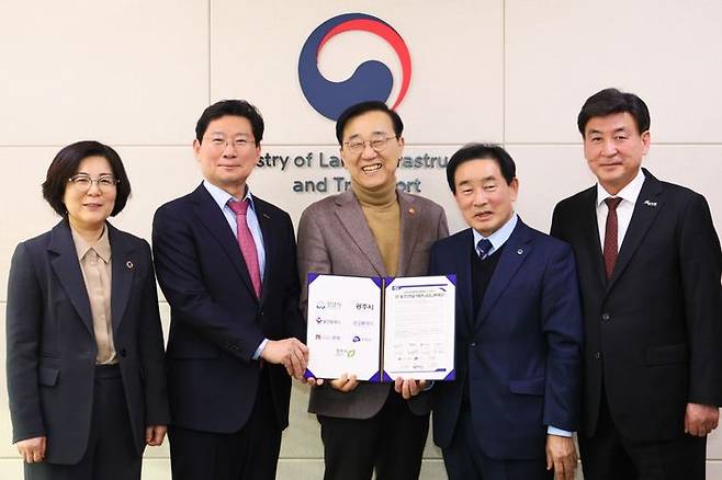 이상일 용인특례시장이 26일 정부세종청사에서 김윤덕 국토교통부 장관에게 중부권광역급행철도(JTX)의 신속한 추진을 촉구하는 공동건의문을 전달했다. (왼쪽부터) 김보라 안성시장, 이상일 용인특례시장, 김윤덕 국토교통부장관, 송기섭 진천군수, 방세환 광주시장)ⓒ 용인시 제공