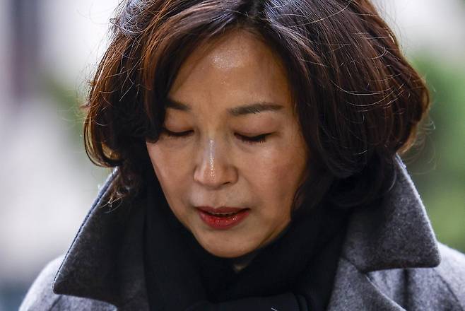 공천 헌금 의혹을 받는 김경 서울시의원이 18일 서울 마포구 공공범죄수사대에서 경찰 조사를 받기위해 출석하며 고개를 숙이고 있다. 2026.01.18. 뉴시스