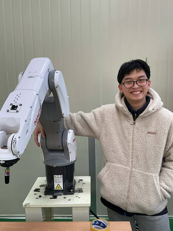한국과 베트남 다문화 가정에서 성장한 부민준 씨가 로봇 옆에서 미소를 지어 보이고 있다. 부 씨의 회사는 현재 베트남에도 진출했는데, 어린 시절 베트남에서 성장한 부 씨가 베트남 근로자에게 제품 사용법 등을 교육하고 있다.한국폴리텍대 제공