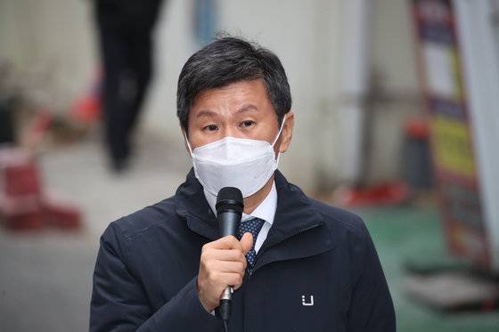 HDC현대산업개발 회장직을 사퇴한 정몽규 회장이 광주 서구 화정아이파크 아파트 신축 공사 붕괴사고 현장을 찾아 피해자 가족에게 사과하고 있다. 2022.1.17/뉴스1 © News1