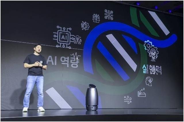 SK인텔릭스가 선보인 웰니스 로봇 나무엑스가 론칭 이후 빠르게 구독 수익원으로 자리잡고 있는 것으로 나타났다. 사진은 최성환 SK네트웍스 사업총괄 사장 겸 나무엑스 총괄어드바이저(EA)가 지난해 4월 서울 광진구에서 열린 나무엑스 브랜드 론칭 행사에서 웰니스 로봇을 소개하고 있다. SK인텔릭스 제공