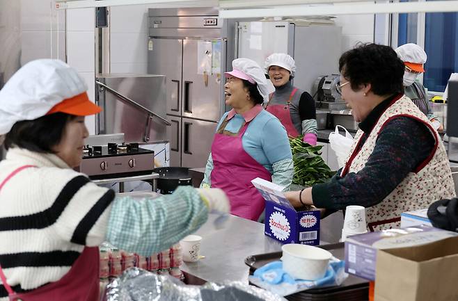 김혜란(62, 왼쪽부터), 홍순옥(73), 김선연(74), 이영순(61)씨가 지난 13일 오전 경남 창원시 진해구 500원 식당에서 본격적인 조리에 앞서 박카스와 커피를 마시다 웃고 있다. 김혜윤 기자 unique@hani.co.kr