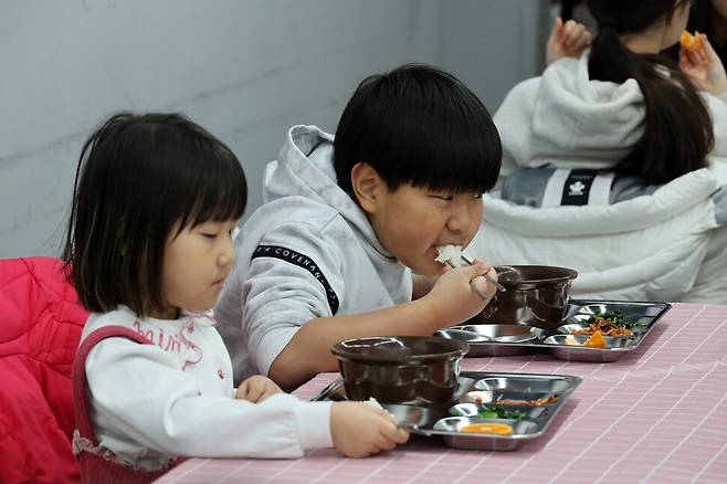 어린이들이 500원 식당에서 점심을 맛있게 먹고 있다. 김혜윤 기자 unique@hani.co.kr