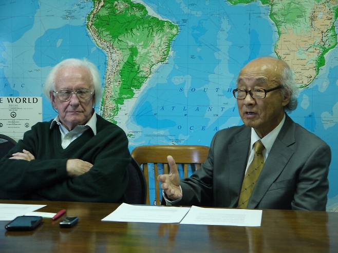 2012년 11월15일 미국 조지아대 국제문제연구소에서 고인이 ‘평화학의 창시자’ 요한 갈퉁 교수와 한반도 평화구축 해법을 놓고 이야기를 나누고 있다. 한겨레 자료사진