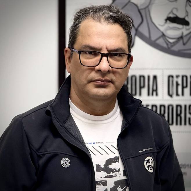 베네수엘라의 인권운동가 라파엘 우스카테기가 베네수엘라 인권 기반 비영리단체 ‘프로베아’ 옷을 입은 모습. 본인 제공