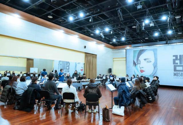 뮤지컬 '렘피카'의 연출가 레이첼 채브킨이 22일 서울 강동아트센터와 한국 공연 관계자들과 인사를 나누고 있다. 놀유니버스 제공