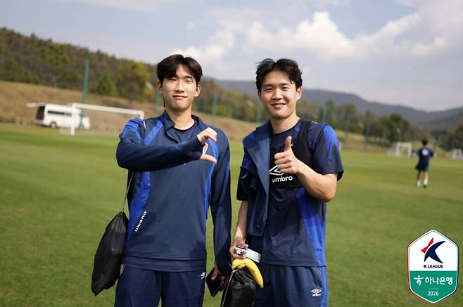 최근 태국 치앙마이 전지훈련 중 기념 촬영을 하고 있는 수원 박현빈과 정호연(왼쪽). 사진=프로축구연맹