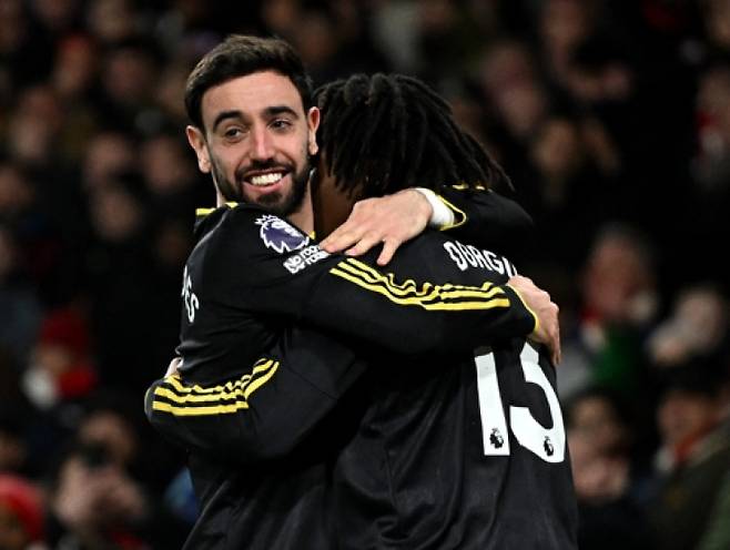 브루노 페르난데스와 포옹하는 파트리크 도르구(오른쪽). [로이터=연합뉴스]