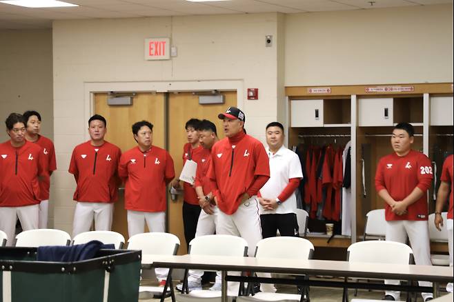 미국 플로리다 캠프 시작에 앞서 선수단을 모아놓고 당분의 말을 전하는 이숭용 SSG 감독. SSG 제공