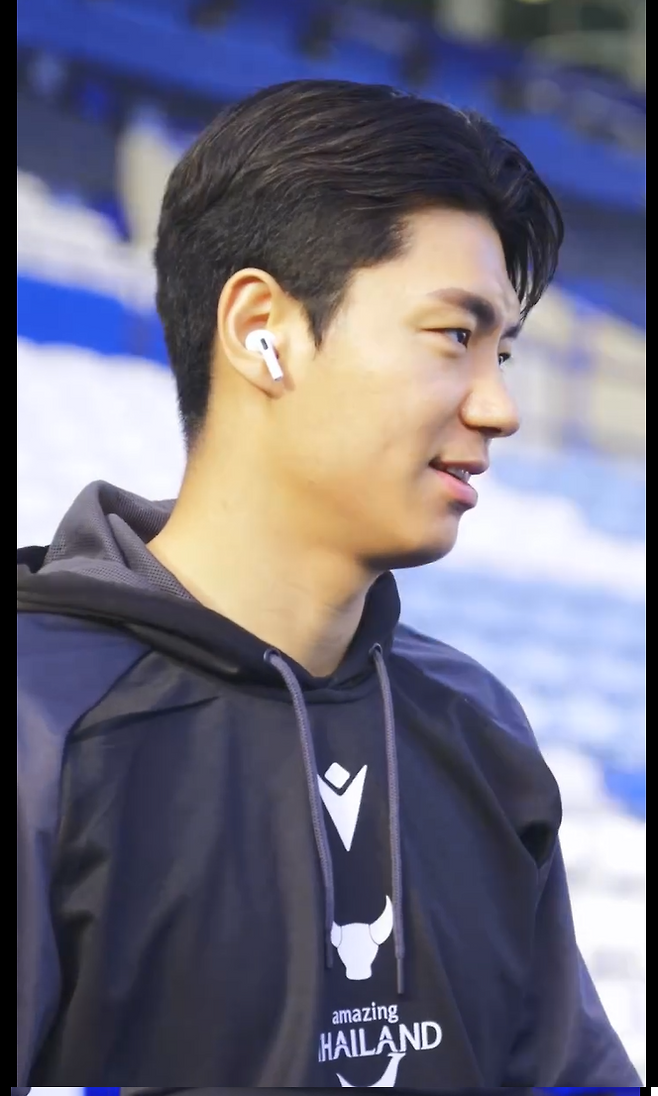 25일 레스터와의 2025~26 챔피언십 29라운드를 앞두고 킹 파워 스타디움에 입장하는 옥스포드 전진우의 모습. 사진=옥스포드 SNS