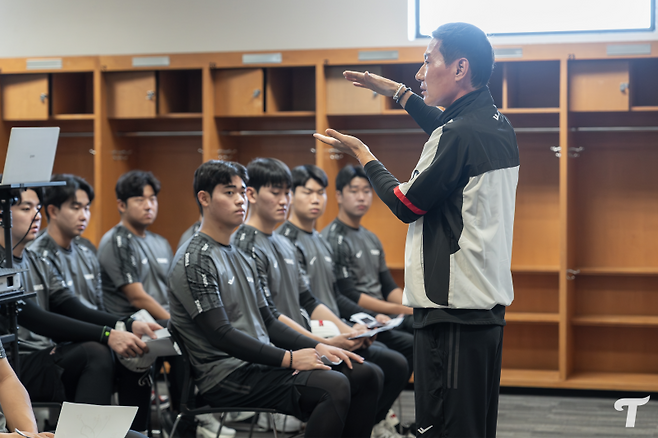 LG 염경엽 감독이 애리조나 캠프에서 선수들에게 이야기를 하고 있다. 사진=구단 제공