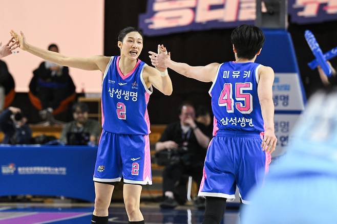 삼성생명 이해란(왼쪽)과 가와무라 미유키가 26일 용인체육관에서 열린 신한은행과의 BNK금융 2025~26 WKBL 정규리그 홈경기 중 환호하고 있다. 사진=WKBL