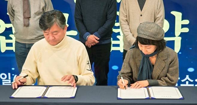 업무협약서에 서명중인 오수길 생태전환지원재단 이사장(왼쪽)과 박미영 한국리본ReBorn협회 대표.