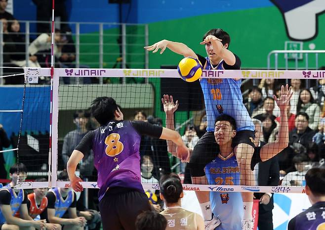 신영석(오른쪽 아래)이 후배 김진영을 목마 태워 4m짜리 블로킹 벽을 쌓고 있다. [연합뉴스]