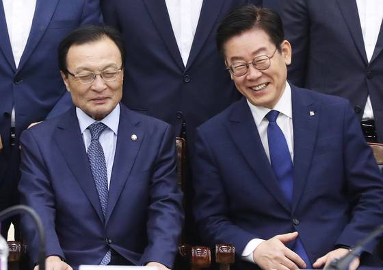 2018년 이 전 총리가 이재명 당시 경기지사와 예산정책협의회 후 미소를 짓고 있다. [연합뉴스]