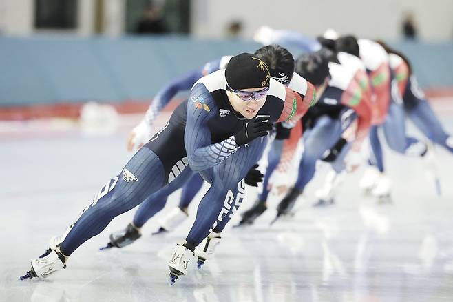 연습 중인 스피드스케이팅 국가대표들.