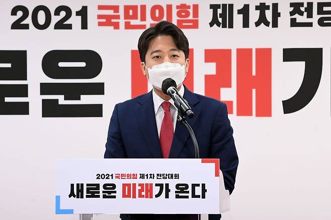 36세 당대표가 등장했던 2021년 6월 11일 서울 영등포구 국민의힘 당사에서 열린 전당대회에서 이준석 신임 대표가 수락 연설을 하고 있다. 뉴스1