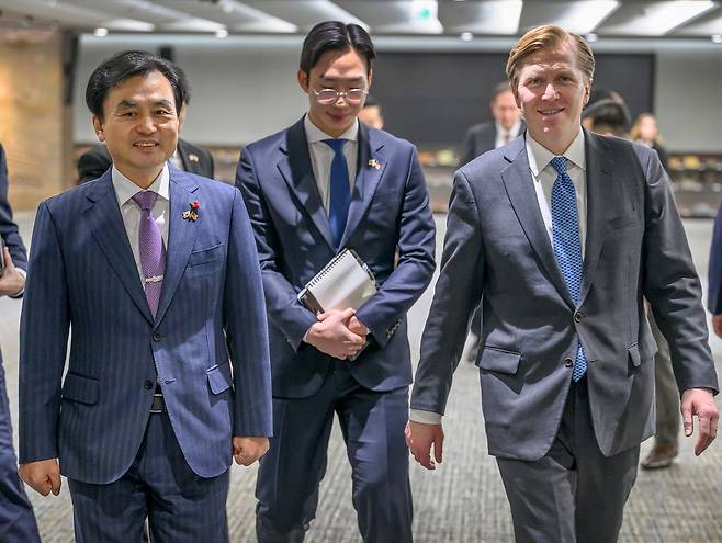 안규백 국방부 장관이 26일 엘브리지 콜비 미국 전쟁부 정책차관을 면담하고 있다. 사진 국방부