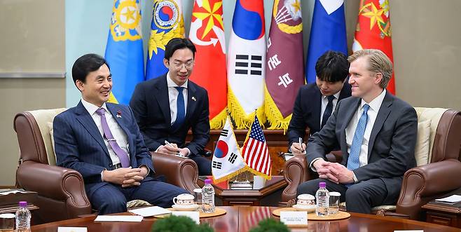 안규백 국방부 장관이 26일 엘브리지 콜비 미국 전쟁부 정책차관을 면담하고 있다. 사진 국방부