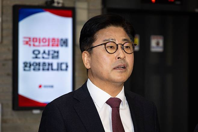 김종혁 전 국민의힘 최고위원이 19일 서울 여의도 중앙당사에서 열린 윤리위원회에 출석한 후 나와 취재진 질문에 답하고 있다. 뉴스1