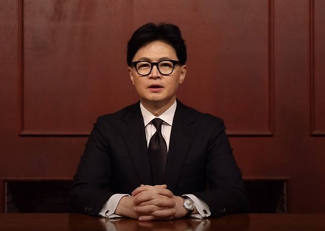 한동훈 전 국민의힘 대표가 지난 18일 페이스북에 자신에 대한 당의 징계 추진과 관련한 입장을 밝히는 영상을 올렸다. 한 전 대표는 "상황이 여기까지 오게 된 것에 대해서 국민 여러분과 당원들께 걱정을 끼쳐드린 점에 대해 당을 이끌던 책임 있는 정치인으로서 송구한 마음"이라고 밝혔다. 연합뉴스