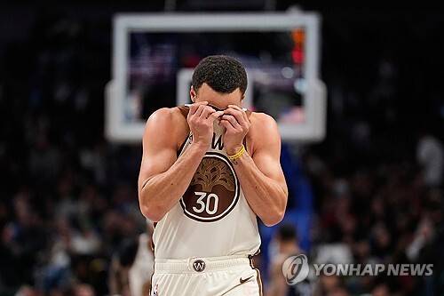 '커리의 요구도 거절했다' 대체 GSW 수뇌부의 계획은 뭘까?