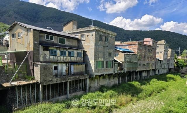 ▲ 철암탄광역사촌 까치발 건물 모습.  강원도민일보 자료 사진