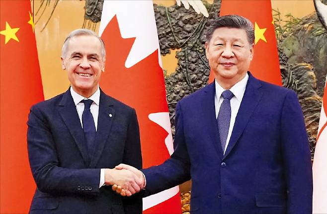 지난 16일 정상회담을 위해 중국을 방문한 마크 카니 캐나다 총리(왼쪽)가 베이징 인민대회당에서 시진핑 중국 국가주석과 악수하고 있다. ﻿  로이터연합뉴스